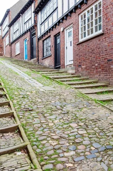 Unique Exeter Tudor Cottage On Famous Cobbled Hill Дом отдыха